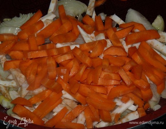 Корень сельдерея и морковь нарезать крупной соломкой и добавить к луку. Перемешать и готовить 3 мин.