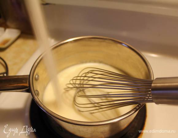 Готовим «молоко». В небольшую кастрюльку наливаем молоко, ставим ее на средний огонь, всыпаем желатин и постоянно помешивая доводим до полного растворения.
Как только пойдет пар (не закипит!) — снимаем с огня и даем остывать.