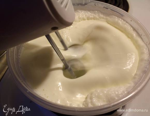 Взбить сливки с сахаром, добавить сметану и хорошо смешать.
Продолжая смешивать, влить тонкой струйкой молочно-желатиновую смесь.