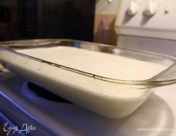 Емкость (у меня стеклянная, 20х30 см) смазать растительным маслом. Вылить-выложить в нее нашу смесь, накрыть и отправить в холодильник.