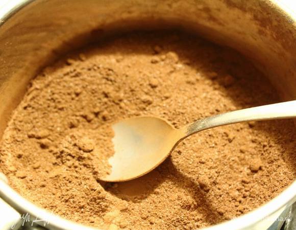 Переходим к глазури. Смешиваем сухие  ингредиенты в кастрюльке.