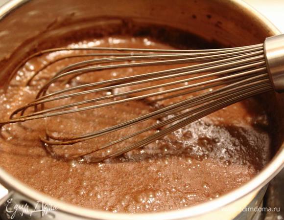 Добавляем молоко и воду, постоянно помешивая, варим на среднем огне до того момента, пока глазурь не станет однородной и гладкой.
Оставляем остывать на часик.