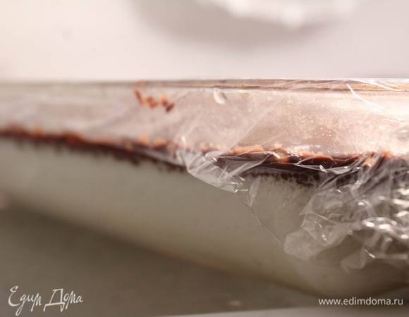 Глазурь остыла, смесь немного застыла — аккуратно выливаем глазурь сверху муссовой массы.
Снова накрываем и отправляем в холодильник на 4-5 часов.