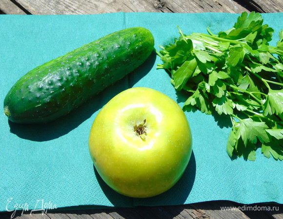 Петрушку тщательно промойте и обсушите. Огурец очистите. Яблоко нарежьте дольками и удалите сердцевину.