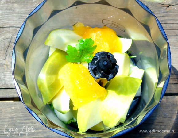 Все ингредиенты сложите в чашу блендера