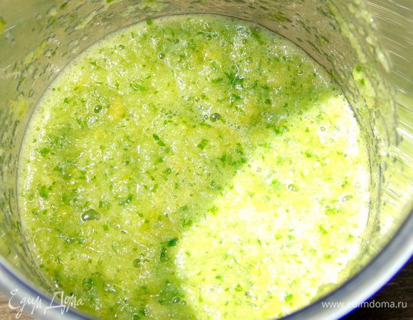 Добавьте теплой воды, 50-100 мл зависит от сочности яблока и огурца.  И все измельчите. Можете использовать погружной блендер, так смузи будет более однородней.  