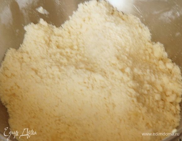 В емкость просеять муку, добавить соль, сахар, разрыхлитель — перемешать. Добавить масло и перетереть руками до получения мелкой крошки. Я пекла из половинной нормы, масла взяла всего 55 грамм. 