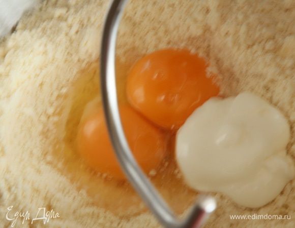 добавляем яйцо, желто и сметану и замешиваем мягкое и эластичное тесто. Здесь тоже мои комментарии: поскольку я пекла из половинной нормы, то поделить 1 яйцо и 1 желток как-то не получается. Поэтому я все-таки добавила 1 яйцо и 1 желток, а потом добавляла муку в процессе замешивания. Понадобилось еще 100 грамм, т.е. всего у меня ушло на замес 275 грамм муки.