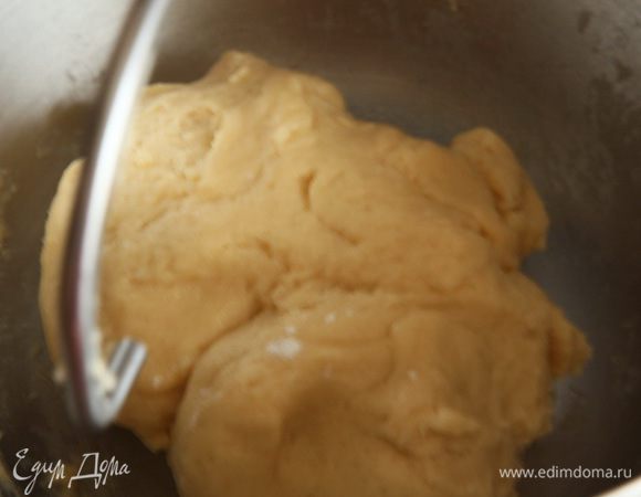 Вот такое тесто получилось, упаковываем его в пищевую пленку и на 30 минут в холодильник.