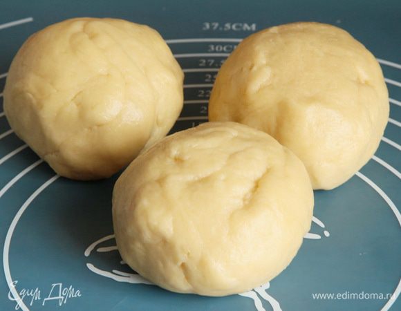 Затем тесто делим на 3 части.