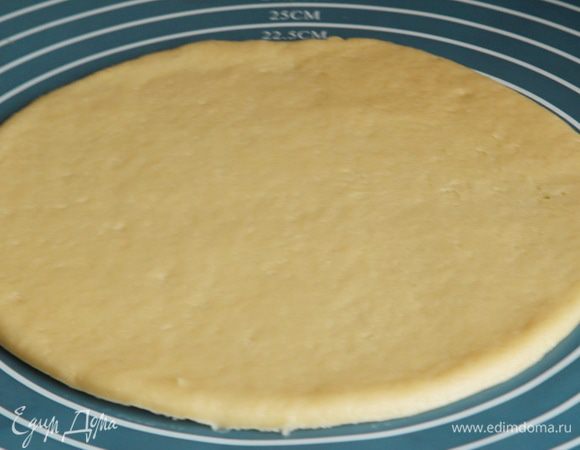 каждую часть раскатываем в круг диаметром 20 см.