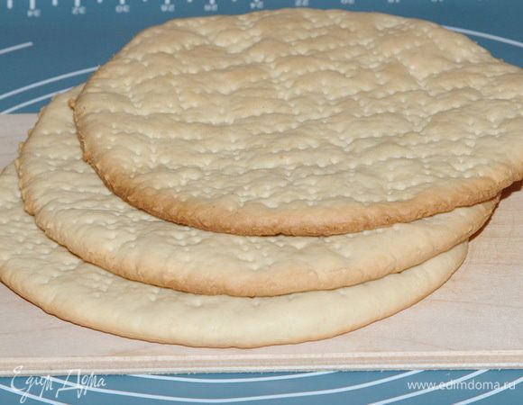 Выпекаем каждый корж до зарумянивания, приблизительно 20 минут при температуре 200°С.