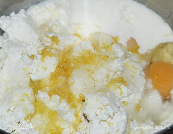 Пока коржи остывают, готовим крем. В глубокую емкость кладем творог, добавляем яйца, лимонную цедру и сок с 1 лимона, сахар. Крахмал соединяем отдельно в молоке до однородной массы без комочков и тоже добавляем к творогу.
Мой вариант: 600 грамм творога, 2 яйца и 1 белок, который остался после использования желтка в тесто, половина пачки ванильного пудинга, 20 г крахмала и 40 мл молока. Сахара 80 грамм, цедра и сок с половины лимона.