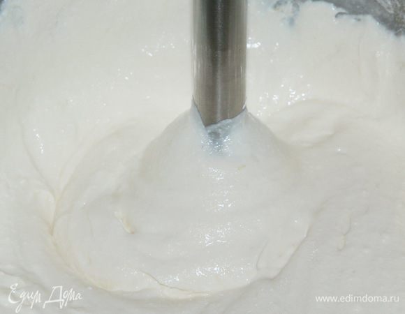 Погружным блендером пробиваем массу до гладкости.