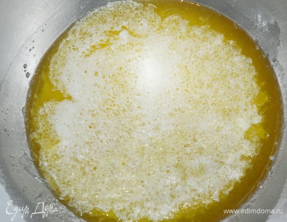 Масло (у меня 55 грамм) топим на водяной бане.