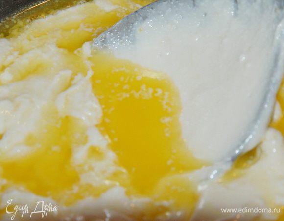 По 1 ложке добавляем творожную массу и тщательно вымешиваем.