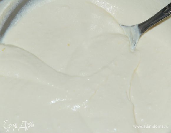 Теперь масляно-творожную смесь ставим на огонь и непрерывно помешивая готовим: 7 минут на довольно сильном огне и 8 минут на слабом. Мешаем постоянно, иначе масса свернется.
Мой вариант: я боюсь вот этого — сильный огонь, слабый огонь в данном рецепте. Я поставила все на водяную баню (не паровую) и так готовила 20 минут, постоянно помешивая массу. В результате получается вот такой крем с пастеризованными яйцами.