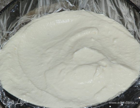 Сверху выливаем горячий крем — 1/3 часть.