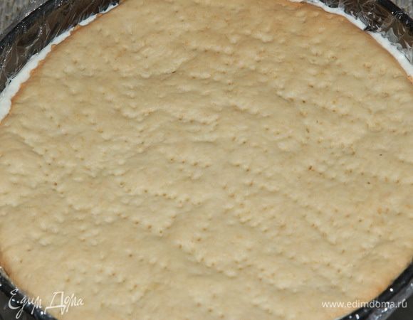 Затем второй корж и еще 1/3 часть крема. Кладем 3 корж и придавливаем так, чтобы крем выступил за края.