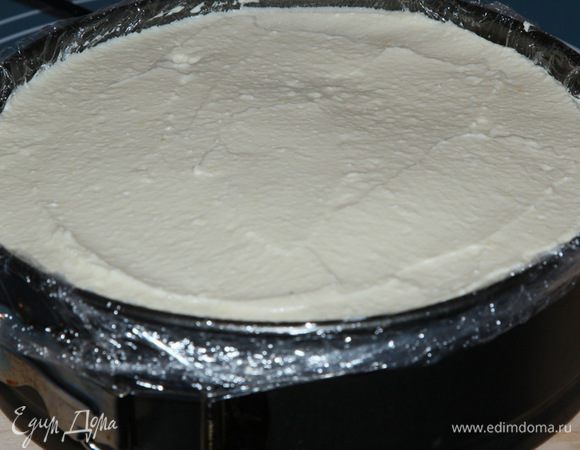 Выливаем оставшийся крем и оставляем наш пляцок на 12 часов в покое. Сначала пусть остынет, а потом в холодильнике уже доходит до нужной нам кондиции.