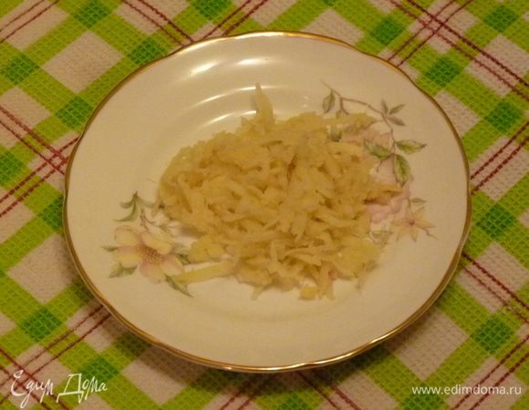 Натереть имбирь на терке, перец очистить от перепонок и семян и мелко нарезать. 