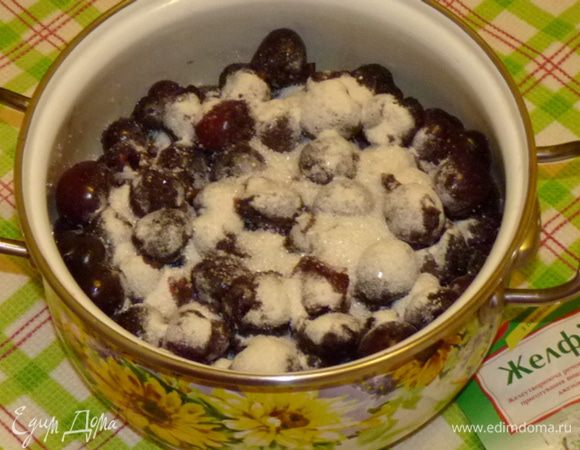 Перемешать желирующее вещество (у меня — Желфикс) с 3-мя ложками сахара, соединить с черешней и довести до кипения.