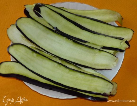 Баклажан нарезать тонкими слайсами, посолить, отставить на время.