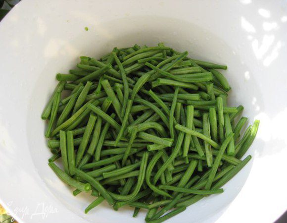 Стручковую фасоль помыть, обрезать ножницами хвостики, разрезать пополам.