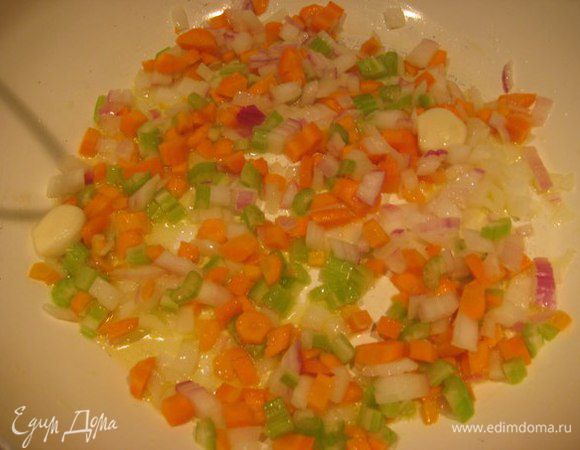 В большой сковороде разогреть оливковое масло, добавить овощи, потушить до мягкости, чеснок выкинуть.