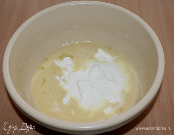 Добавить йогурт и еще раз взбить.