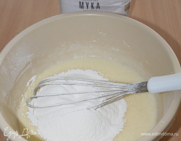 Всыпать просеянную с разрыхлителем муку (использовала муку «Рязаночка», которую мне отправили спонсоры конкурса).