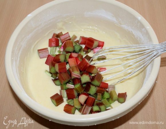 Добавить порезанный ревень,  аккуратно перемешать.