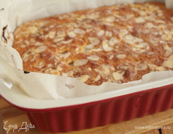 Выпекать в предварительно разогретой до 180°С духовке 30-40 минут. Готовность проверить при помощи деревянной шпажки, она должна быть сухой.