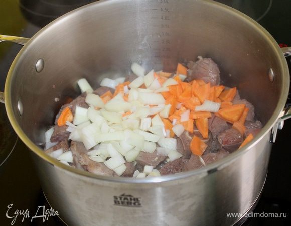 Добавить к мясу мелкопорезанный лук и морковь и обжарить до золотистого цвета, постоянно помешивая.