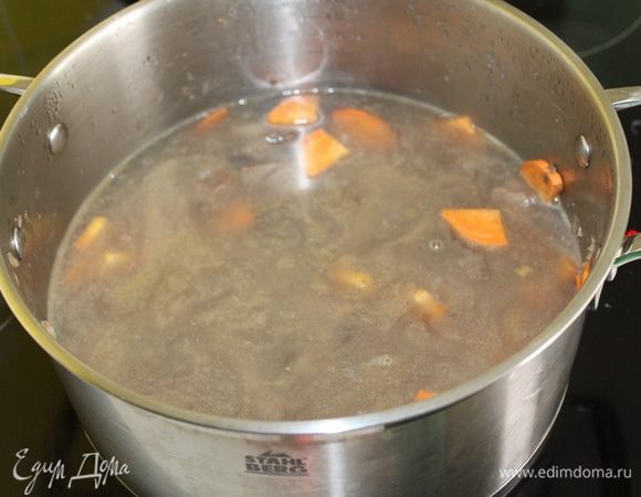 Влить 2,5 литра горячей воды. Довести до кипения, уменьшить огонь, варить 40-50 минут.