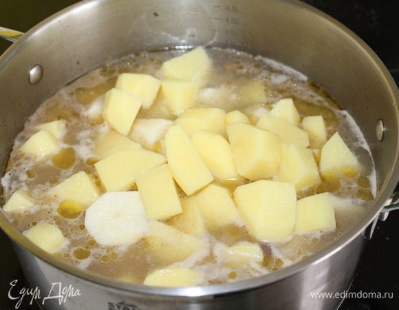 Картофель очистить и крупно нарезать, добавить в суп.