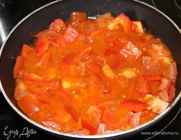 Перец и помидоры порезать, добавить томатную пасту, потушить на сковороде.