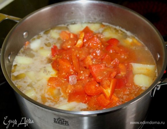 Через 15 минут после закладки картофеля добавить овощи. Посолить, поперчить суп по вкусу.