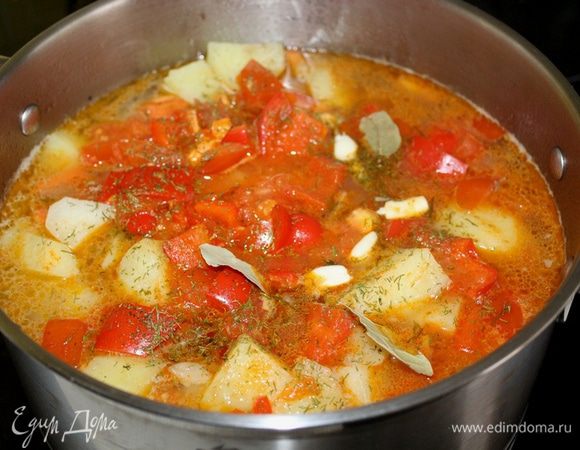 Через 5 минут после закладки перца добавить лавровый лист и чеснок. Варить еще 5-10 минут до готовности картофеля. Готовый суп снять с огня и дать настояться под крышкой 20 минут.