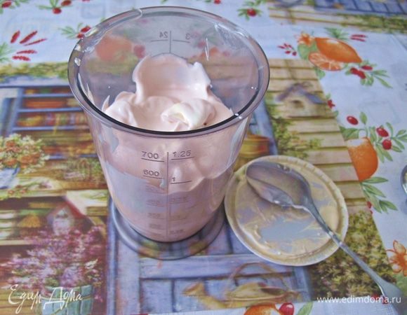 Нам понадобится густой йогурт, лучше фруктовый. Я беру йогурт 2,5% жирности.
Начинаем взбивать йогурт, постепенно вливая желатин и ягодный сок, выделившийся из ягод с сахаром. Хорошо перемешиваем миксером.