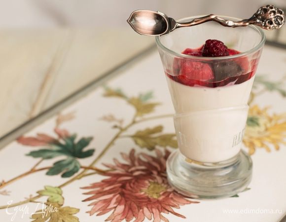 Сервируем ягодами.