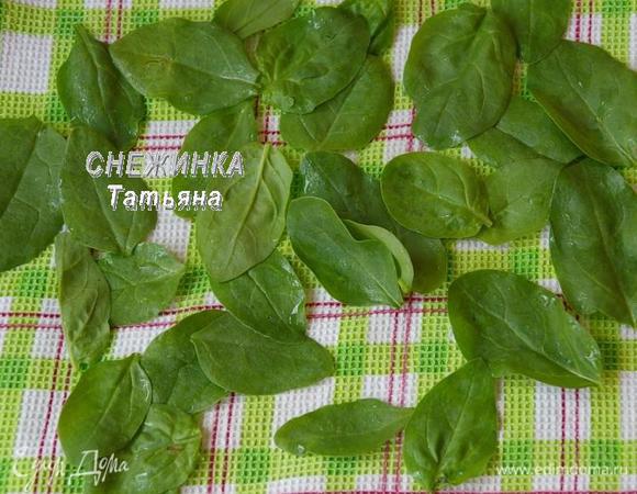 Шпинат моем, просушиваем.