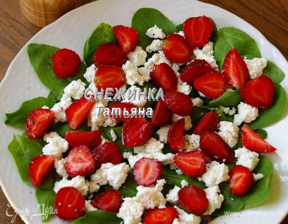 Клубнику разрезаем на половинки, если крупная на 4 части, и перчим.