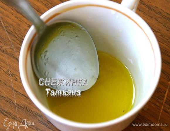 Готовим заправку. Соединяем оливковое масло, сок лимона, соль.