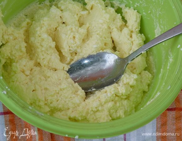 Параллельно делаем клецки: смешать творог, 1 ст. ложку сахара, ванильный сахар, яйцо, соль, затем добавляем 2 ст. л. крахмала. 