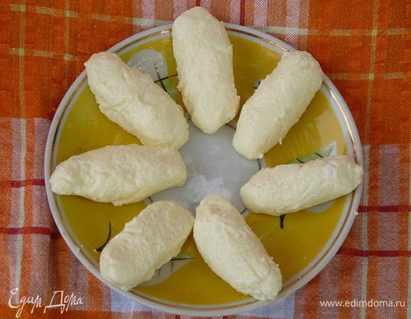 Пока закипает вода, лепим клецки. Форма произвольная, у меня овальные. Получилось 20 штук.