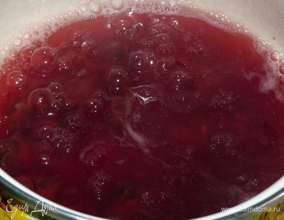 Довести суп до кипения, проварить пару минут.