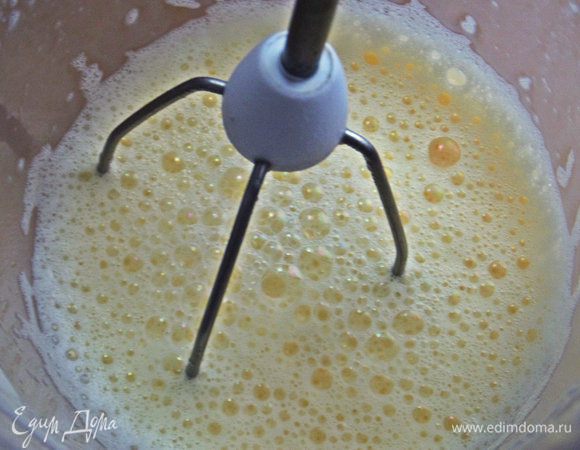 Взбить желтки с молоком и ванилью.