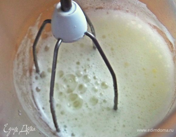 Белки будем взбивать венчиком в отдельной сухой посуде.