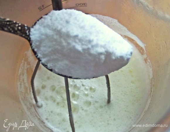 Потом всыпаем сахарную пудру и снова взбиваем.